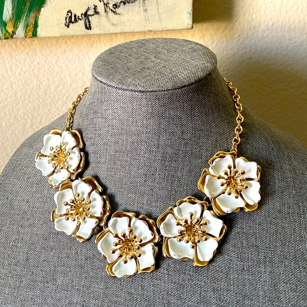 VINTAGE 90s SUGARFIX WHITE ENAMEL CAMELIA FLORAL CABOCHON NECKLACE